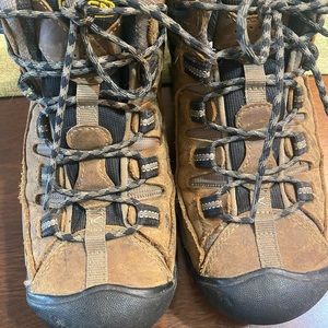 Men’s/boys Keen hiking boots size 8.5